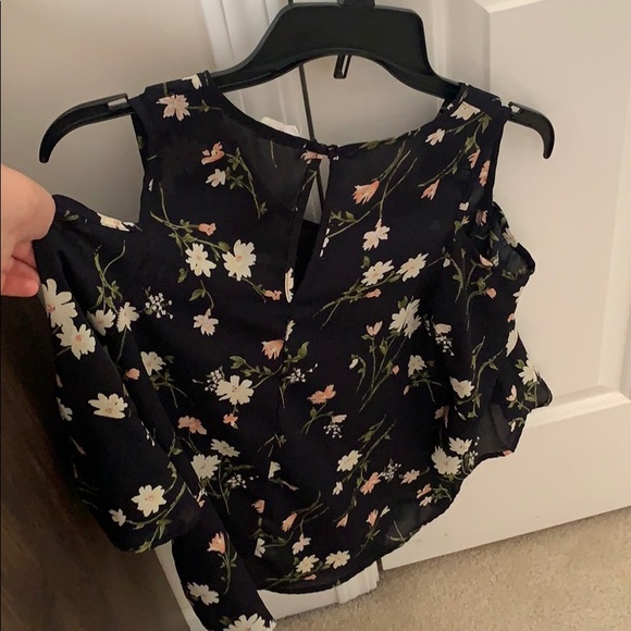 Super flattering top - Picture 2 of 2